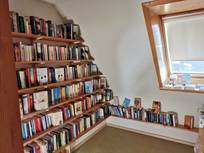 Bücherregale in der Bücherei