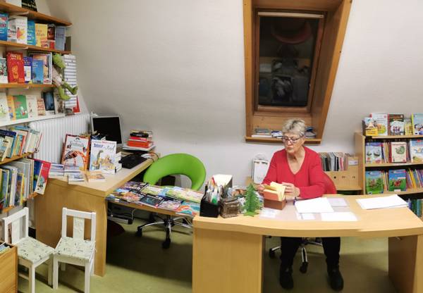 Bücherregale in der Bücherei