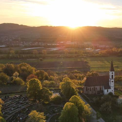 Friedhof und Bergkirche im Sonnenuntergang